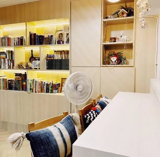 Single Beds, Private Bath & Balcony, Shared Kitchen With Local Family By Pillows & Purrs * Bangkok