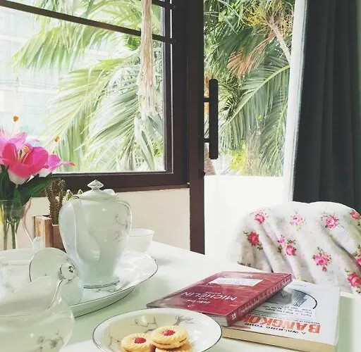 Single Beds, Private Bath & Balcony, Shared Kitchen With Local Family By Pillows & Purrs Apartamento